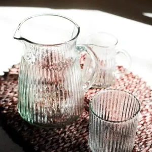 Carafe en Verre à Rainures en Relief - Madam Stoltz
