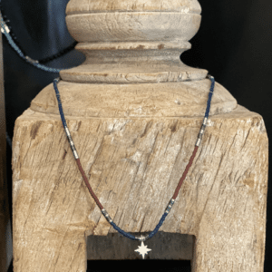 Collier de perle bordeaux et bleu Têtes Blondes