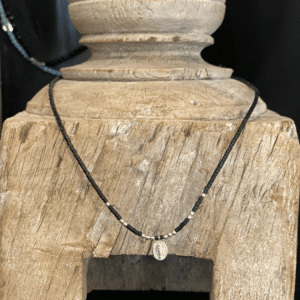 Collier noir mat Madone, accessoire maison saint sa aix en provence