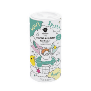 Sels de bain moussants dans un tube cylindrique pour une eau verte