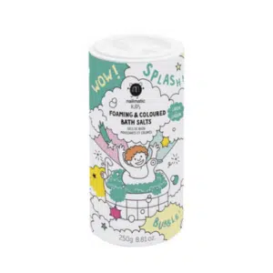 Sels de bain moussants dans un tube cylindrique pour une eau verte