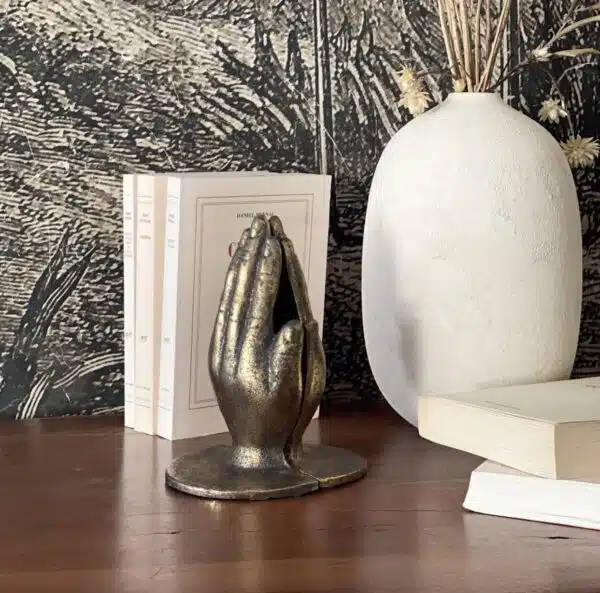 Serre livres design Mains dorées en résine H21 cm