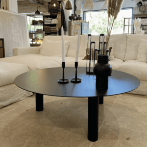table basse en acier de couleur noir avec pieds ronds