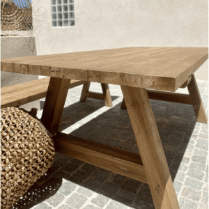 table en teck de couleur naturelle avec pieds massifs