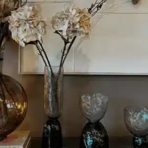 Vase azura avec plantes artificielles