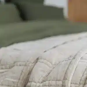 Couvre Lit Velours Matelassé JULES Argile - L'Effet Papillon
