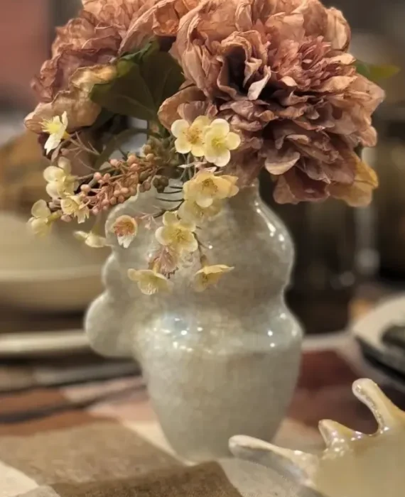 Fleurs artificielles dans vase Jars Ceramistes